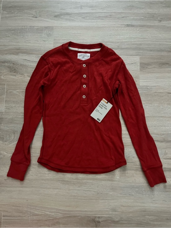 REI Tops - NWT REI Women’s Farlands Long Sleeve Henley Red Cascades - Size Medium